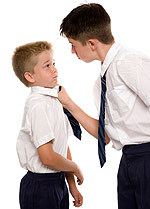 Το παιδί θύμα επιθετικής παρενόχλησης με εκφοβισμό (νταηλίκι) μπορεί να δέχεται λεκτικές, σωματικές ή συναισθηματικές απειλές.