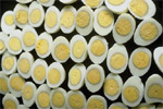 Αυγά, ψάρια και άλλα τρόφιμα εμπλουτίζονται για λόγους εμφάνισης με βλαβερές ουσίες.