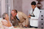 Μάτια και όραση: Γιατρός που εξετάζει τα μάτια ηλικιωμένης ασθενούς.