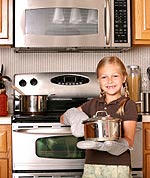 Φούρνος μικροκυμάτων: Τα φαγητά και τα διαφόρων ειδών υγρά που ζεσταίνονται στο φούρνο μικροκυμάτων μπορούν να προκαλέσουν σοβαρά εγκαύματα με βαρύτατες συνέπειες στα παιδιά. 