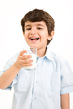 Οστεοπόρωση και παιδιά: Το γάλα και το ασβέστιο είναι καθοριστικά για την πρόληψη της οστεοπόρωσης.