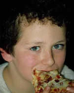 Αγόρι που τρώει πίτσα με όρεξη
