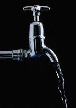 Νερό και χλωρίνη: Τα χλωριωμένα παράγωγα του πόσιμου νερού αποτελούν κίνδυνο για την υγεία.