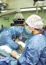 Η χειρουργική αφαίρεση καρκίνου του θυρεοειδούς, είναι η πρώτη θεραπευτική ενέργεια