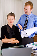 Παρενόχληση στην εργασία: Οι διάφορες μορφές παρενόχλησης στο χώρο εργασίας έχουν πολλές γενεσιουργές αιτίες.