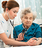 Υπέρταση και άσπρη μπλούζα: Μέτρηση πίεσης ασθενούς από γιατρό στο σπίτι.